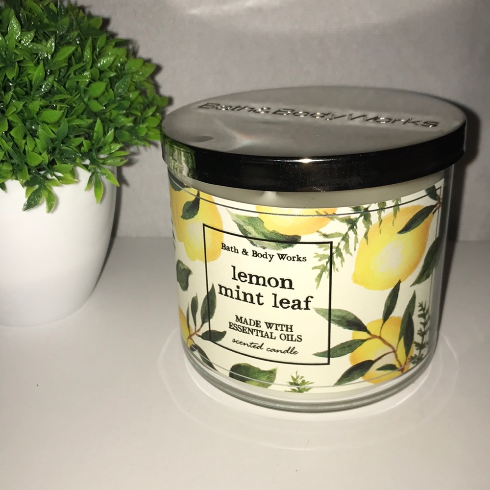 BATH AND BODY WORKS CANDLE